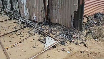 झगड़ा करने से मना किया तो बदमाशों ने दुकान में लगा दी आग,तीन दोस्तो ने मिल कर शुरू किया टी कैफे