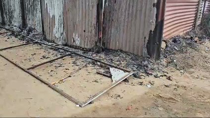 झगड़ा करने से मना किया तो बदमाशों ने दुकान में लगा दी आग,तीन दोस्तो ने मिल कर शुरू किया टी कैफे