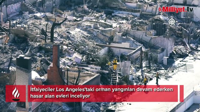 İtfaiyeciler Los Angeles'taki orman yangınları devam ederken hasar alan evleri inceliyor