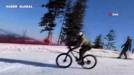 Adrenalin tutkunu sporculardan karla kaplı pistte pedal gösterisi