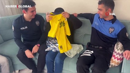 Polislerden görme engelli çocuğa forma sürprizi: Başkan Koç'a maç çağrısı