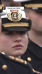 La despedida de los Reyes tras la embarcación de la princesa Leonor en el buque Elcano