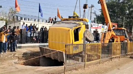 अलवर में गड्ढे में धंसा डस्ट से भरा डंपर, मौके पर प्रशासन की देखरेख में क्रेन से निकालने का प्रयास जारी