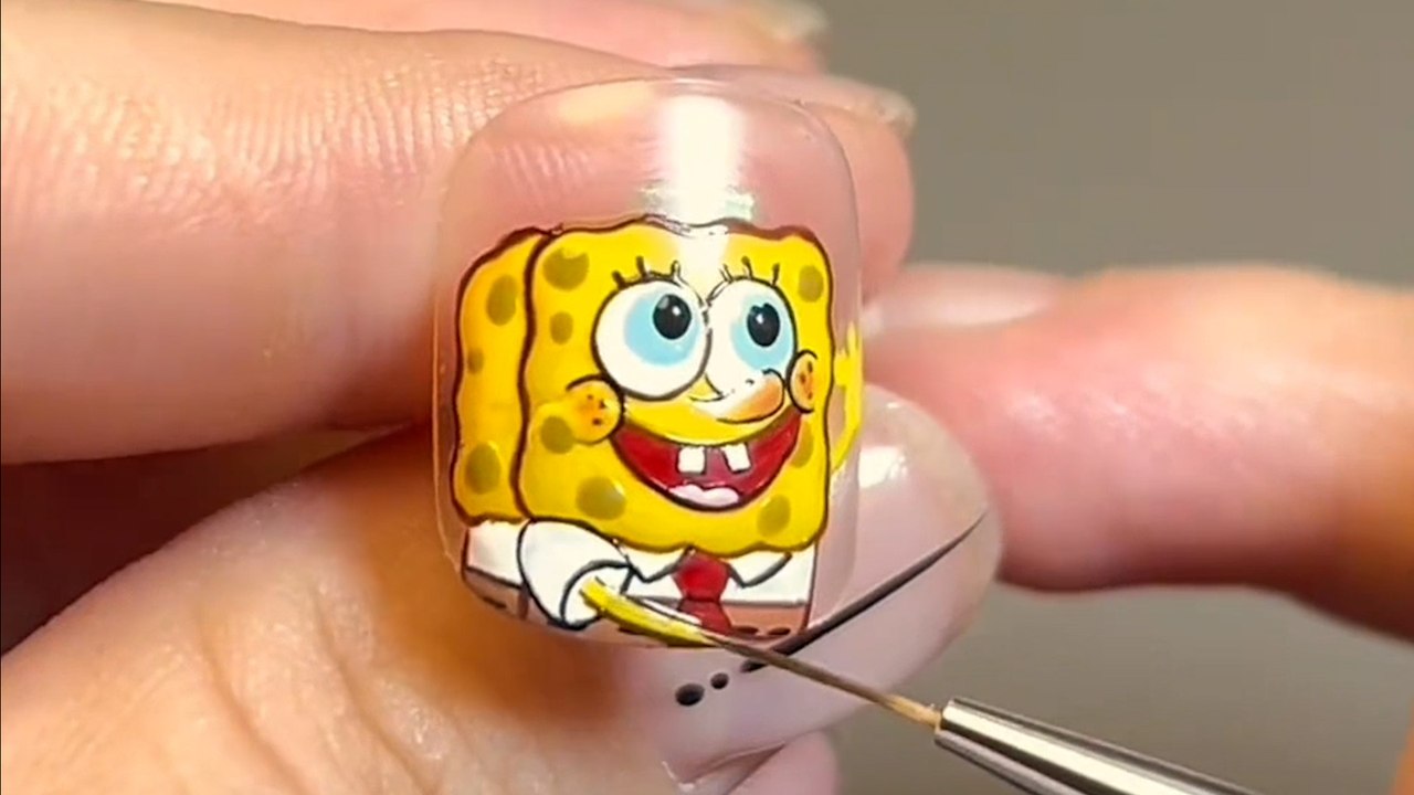Künstlerin kreiert kompliziertes SpongeBob-Nagelkunstdesign
