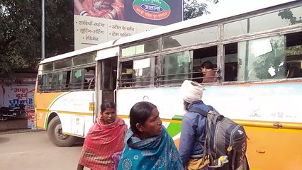 प्रयागराज श्रद्धालुओं बस के न मिलने से उठानी पड़ रही है दिक्कत
