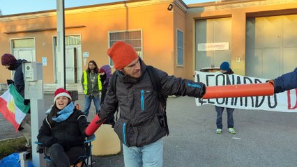 Il presidio di Extinction Rebellion e Palestina Libera all'ingresso della Leonardo di Brescia