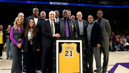 Los Lakers retiran el número 21 de de Michael Cooper