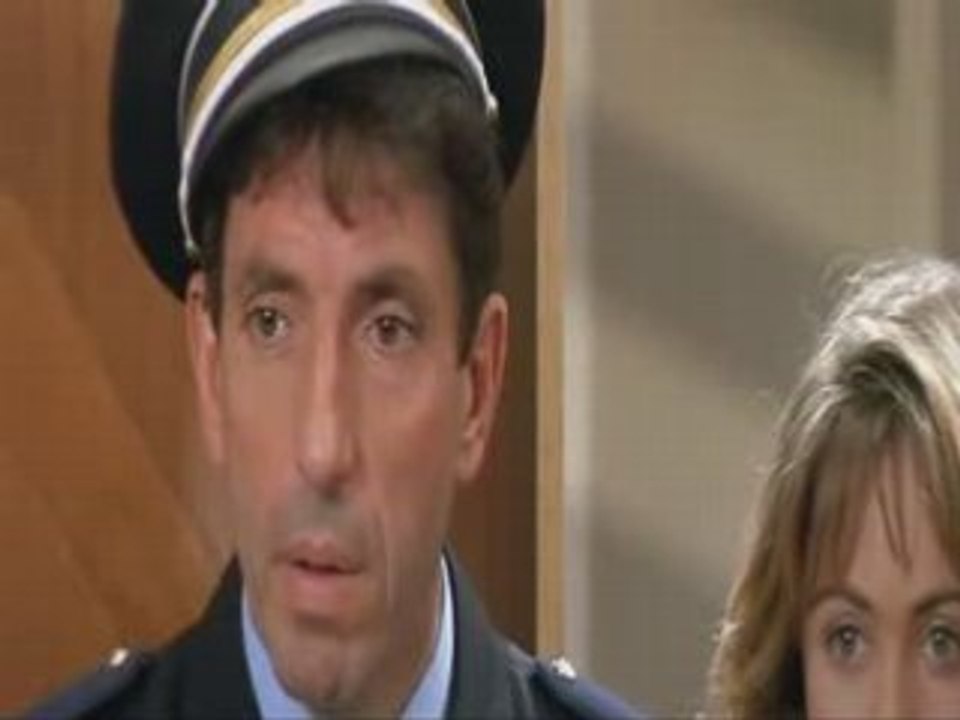 Extrait A gauche en sortant de l'ascenseur