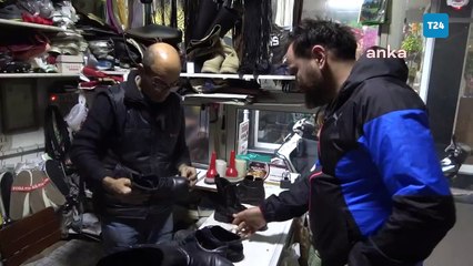 Ayakkabı tamircisi: Vatandaş yeni ayakkabı alamadığı için tamire yöneldi