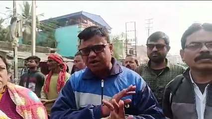 শীতকালেও ড্রেনের নোংরা জলে ভাসছে এলাকা৷ বারবার পৌর কর্তৃপক্ষকে জানিয়েও কাজ না হওয়ায় পথ অবরোধ নাগরিকদের৷