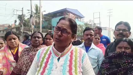 শীতকালেও ড্রেনের নোংরা জলে ভাসছে এলাকা৷ বারবার পৌর কর্তৃপক্ষকে জানিয়েও কাজ না হওয়ায় পথ অবরোধ নাগরিকদের৷