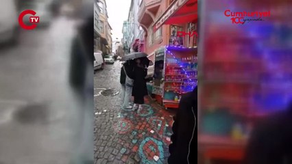 Fatih’te otomobil yokuştan kaydı, kadına çarptı: 'Büyük faciadan kurtulduk'