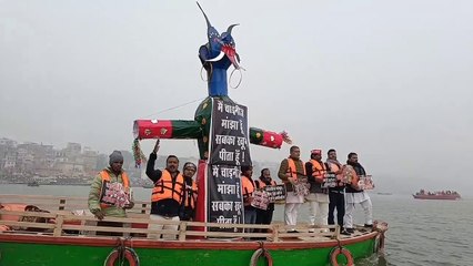 खतरनाक हो चुके चाइनीज मांझा का अनोखा विरोध गंगा की लहरों पर दिखा 21 फीट ऊंचा चाइनीज मांझा का रक्षा