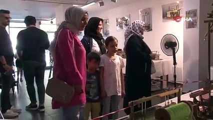 Hobi olarak başladığı minyatür dokuma tezgahlarıyla şehir şehir sergiler düzenliyor