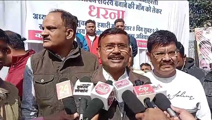 इंदौर में कन्यकुब्ज समाज के द्वारा दिया जा रहा है धरना , पूर्व विधायक एवं समाज के अध्यक्ष के खिलाफ समाजजनों ने दिया धरना।