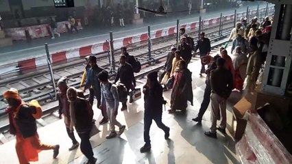 प्रयागराआठ रेलवे स्टेशन से आए यात्री यहीं से जाना होगा वापस