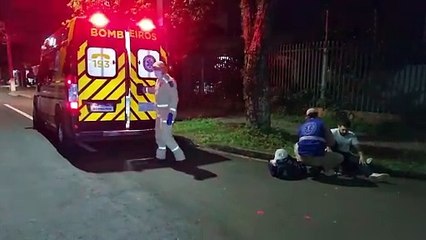 Para evitar colisão com carro, motociclista freia bruscamente e sofre queda