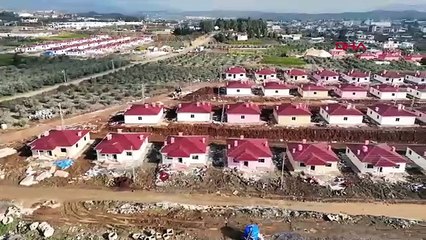 Depremzedeler için inşa edilen villa köyünün son hali görüntülendi