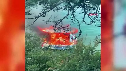 Bodrum'da koyda demirli tekne alev alev yandı