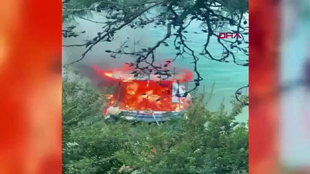 Bodrum'da koyda demirli tekne alev alev yandı