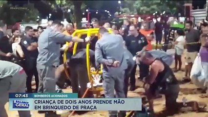 Criança de 2 anos prende o dedo em brinquedo de praça pública