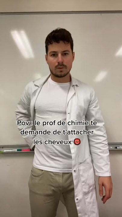 Les cheveux attachés en chimie