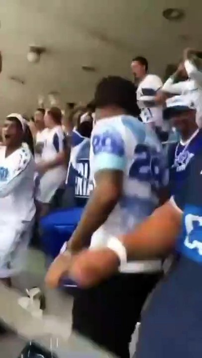 Jogador do CSA vai para o meio da torcida assistir ao jogo contra o CSE