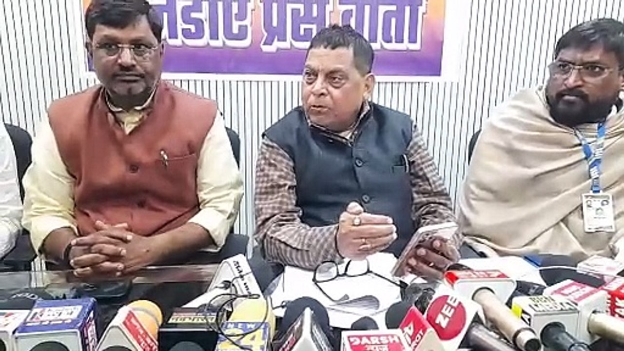 जेडीयू एमएलसी नीरज कुमार ने तेजस्वी यादव पर कटाक्ष करते हुए कहा कि वह प्रवासी बिहारी है