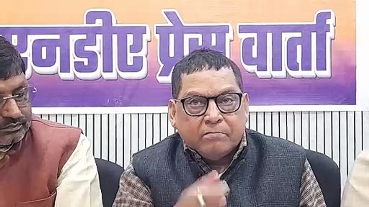 जेडीयू एमएलसी नीरज कुमार ने तेजस्वी यादव पर कटाक्ष करते हुए कहा कि वह प्रवासी बिहारी है