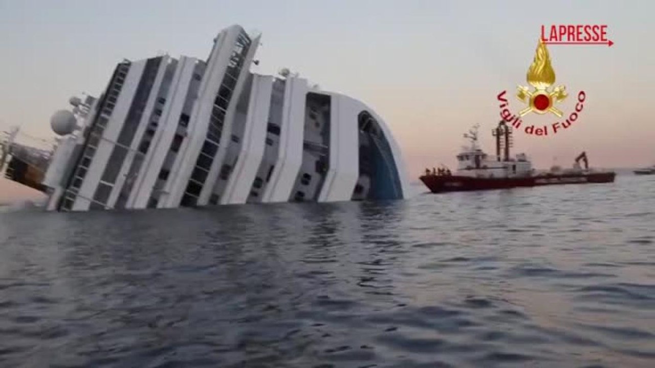 Tredici anni fa il naufragio della Costa Concordia: le immagini dei vigili del fuoco