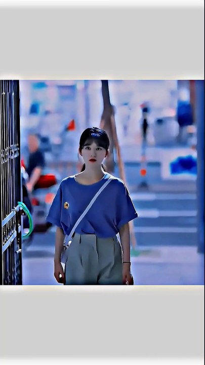 The boy gave a surprise to the girl and the girl was happy #shortvideo  #koreandram  #viralvideo