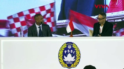 Patrick Kluivert Sumringah Kunjungi Stadion GBK