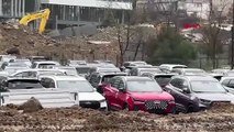 Sağnak yağış sonrası otoparktaki sıfır araçlar su içinde kaldı