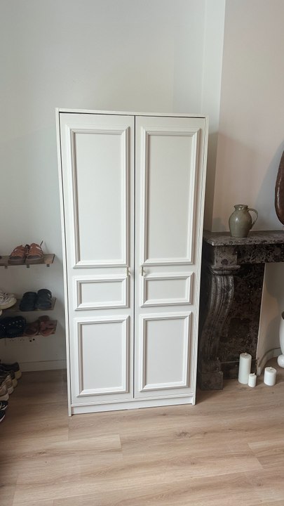 Upcycling d’une garde-robe Ikea avec des moulures de chez Decoflair (publicité sur IG)