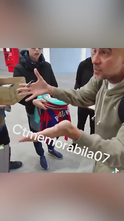 La reprimenda viral de Guardiola a unos jóvenes que venden las firmas