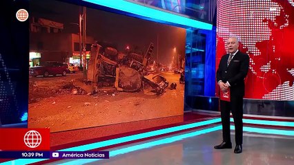 VIDEO: Retroexcavadora fuera de control destruye todo a su paso y causa pánico