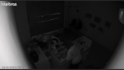 Suspeitos usam carro para invadir e furtar joalheria na parte alta de Maceió