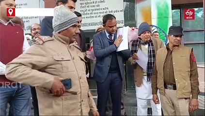 रोहतक। एचएसआईडीसी द्वारा जमीन अधिग्रहण की पॉलिसी के तहत किसानों को दिए जाने वाले रेजिडेंशियल प्लॉट को लेकर गुस्से में चार गांव के किसान