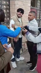 मोबाइल से नकल करते छात्र से फोन मांगा तो टीचर को मारा मुक्का, गलियां निकाली