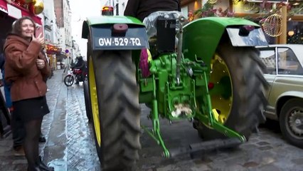 Près d'un millier de véhicules de collection envahissent les rues de Paris