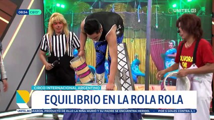 ¡Nervios en La Revista! Acróbata demostró  sus habilidades para mantenerse en equilibrio sobre unos cilindros 