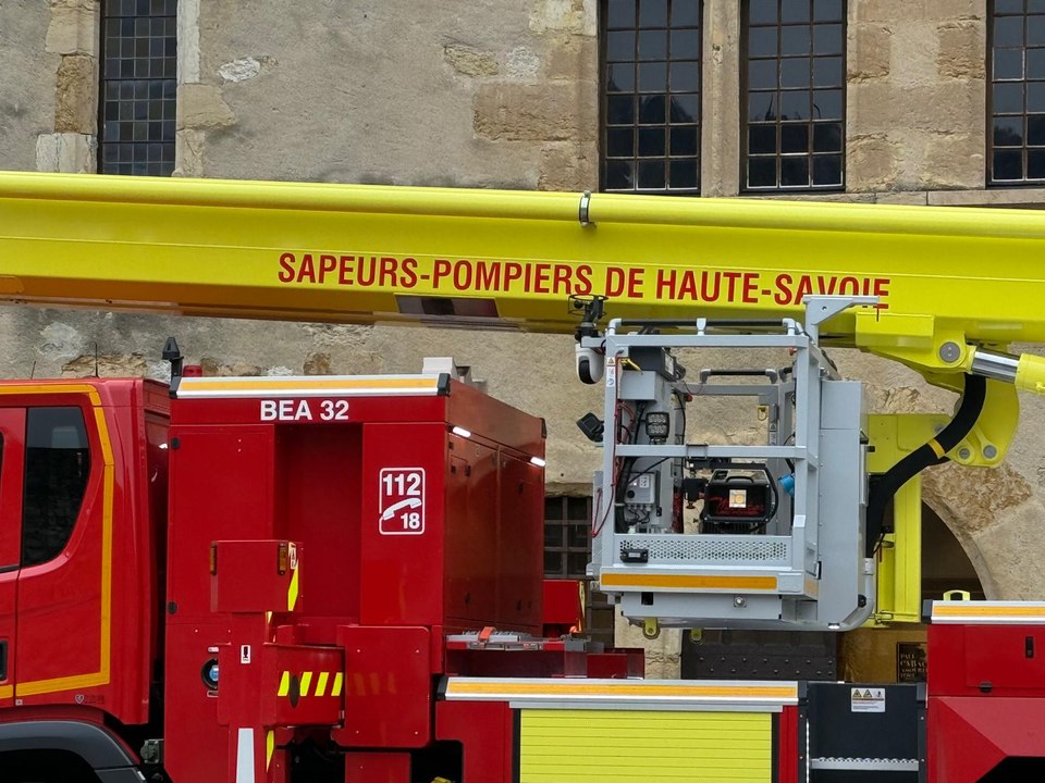 Les pompiers testent un bras élévateur aérien dans les rues de la vielle ville d’Annecy