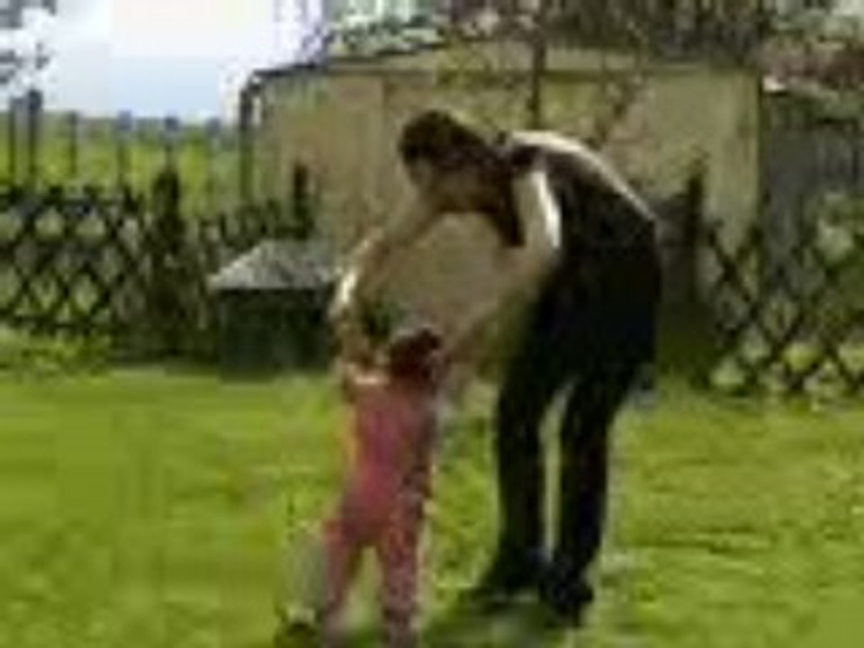 20/04/08 cycy marche avec marraine