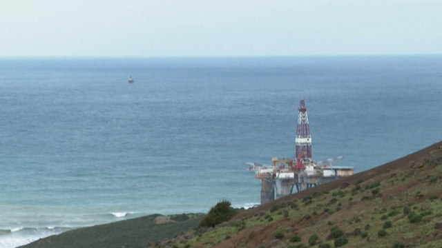 À cause du mauvais temps, cette plate-forme pétrolière s'est échouée sur une plage en Tunisie