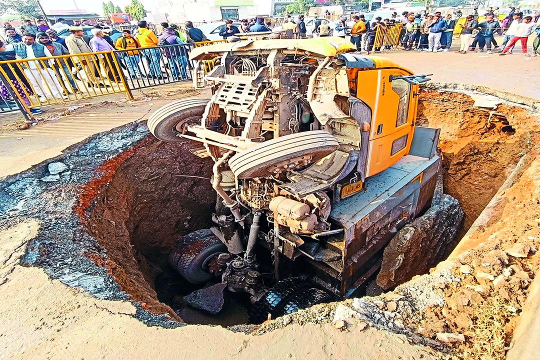 सर्विस लेन की सडक़ धंसने से 20 फीट गहरे गड्ढे म...