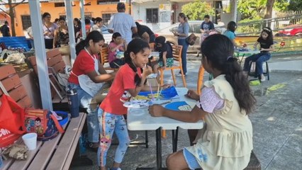 Niños participan de arteterapia en el parque de Santiago