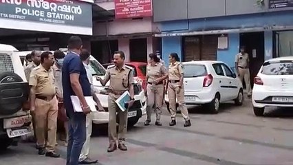 പത്തനംതിട്ടയിൽ കായിക താരമായ പെൺകുട്ടിയെ പീഡിപ്പിച്ച കേസിലെ പ്രതികളെ പത്തനംതിട്ട സ്റ്റേഷനിൽ നിന്നും പുറത്തേക്ക് കൊണ്ടു വരുന്നു