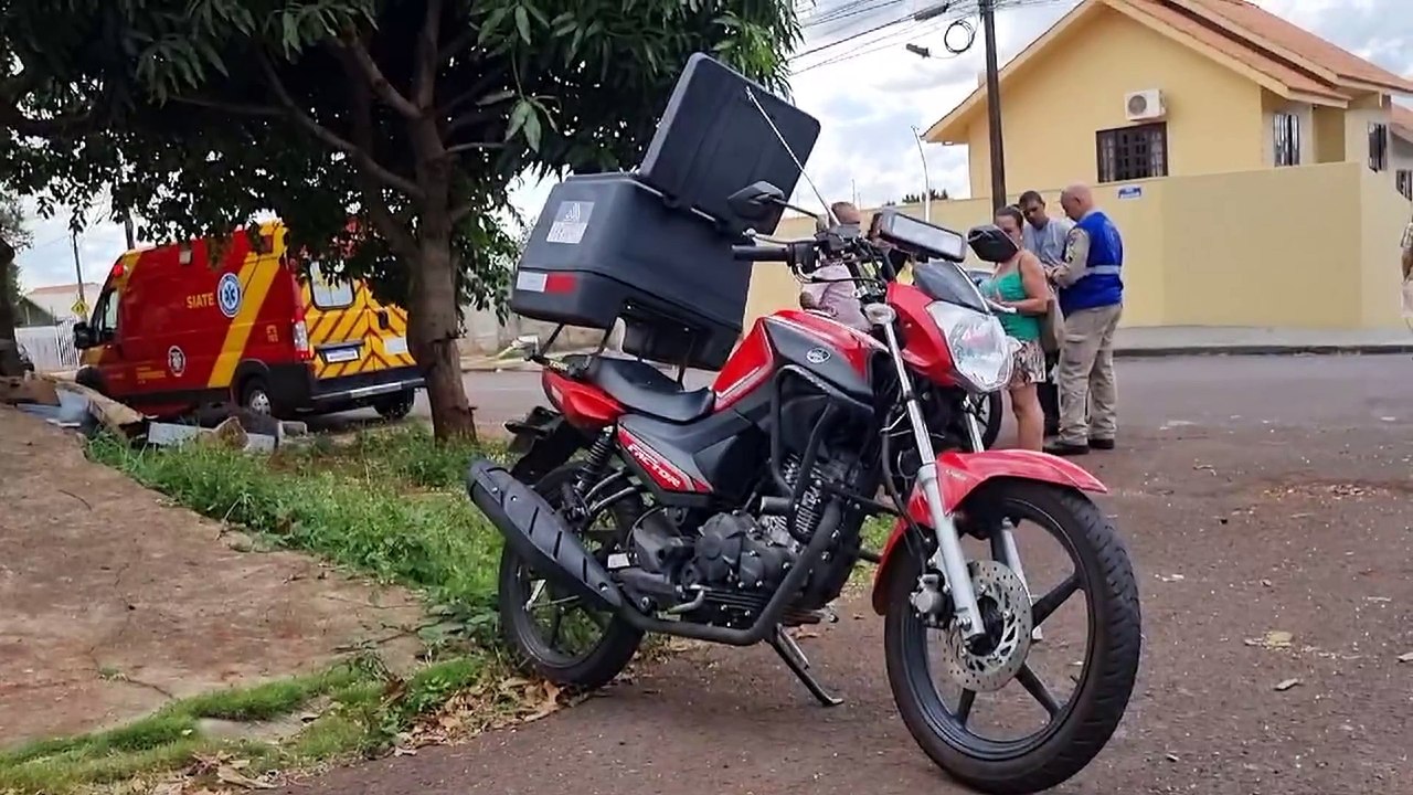 Motociclista é socorrido pelo Siate após se envolver em acidente com Celta no Parque São Paulo