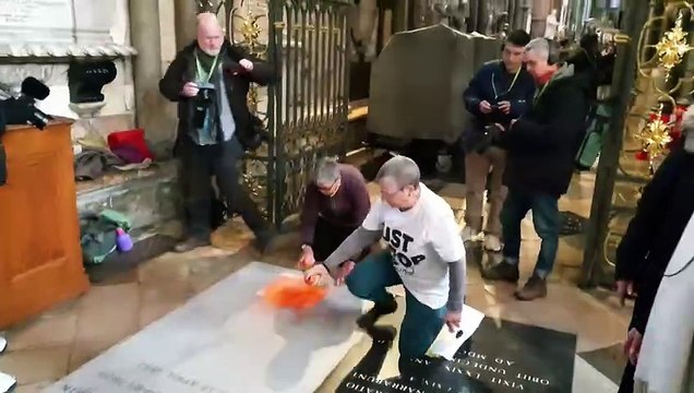 Ecologistas vandalizan la tumba de Darwin en Londres en protesta por calentamiento global