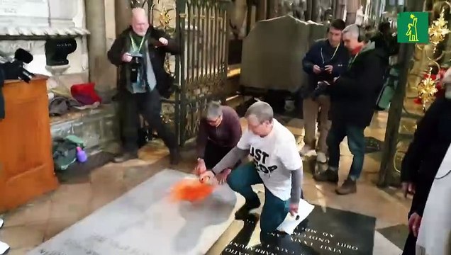 Ecologistas vandalizan la tumba de Darwin en Londres en protesta por calentamiento global